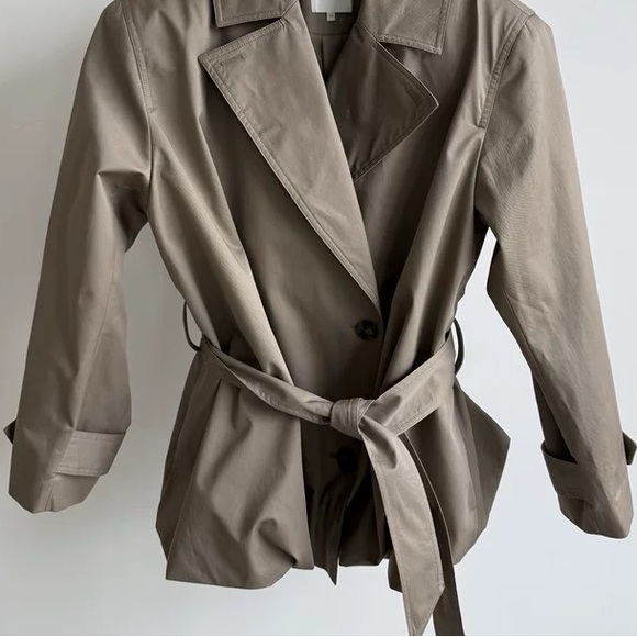Helsa Short Bubble Hem Trench in Stone S - Picture 5 of 13
